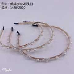 Bờm  tóc ngọc trai hình chữ S, một hàng.