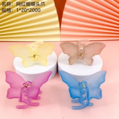 Kẹp tóc hình bướm hot trend.