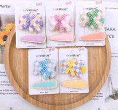 Kẹp tóc bộ hình gấu kẻ caro.