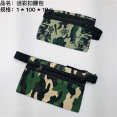 Túi đeo hông có khóa cài kiểu camo.