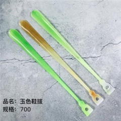 Dụng cụ kéo giày màu ngọc.
