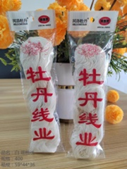 Chỉ bông trắng mảnh.