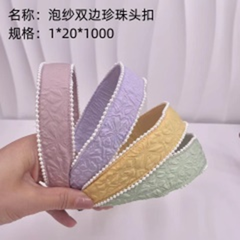Bờm tóc đính ngọc trai hai bên bằng vải lưới mịn.