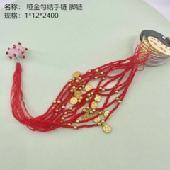 Vòng tay và lắc chân vàng mờ.