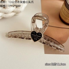 Kẹp tóc hình móc áo trái tim, kích thước 13 cm.