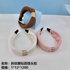Bờm tóc đính đá kiểu chéo.