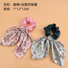 Dây buộc tóc đính bướm và đá kèm dây tua.