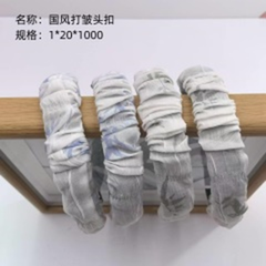 Bờm tóc phong cách cổ điển, chất liệu nhăn.