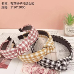 Bờm tóc bọc vải kẻ ô thắt nơ.