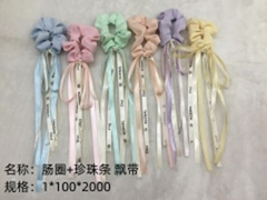Dây buộc tóc kèm chuỗi ngọc và dây tua.
