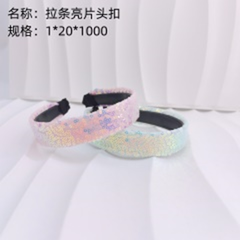 Bờm tóc đính sequins.