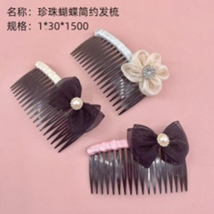 Lược cài tóc đơn giản đính ngọc trai và bướm.