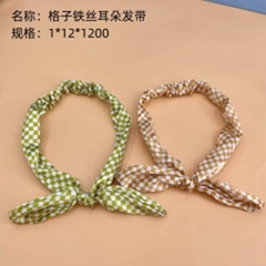 Băng đô tai thỏ bằng dây kẽm bọc vải kẻ ô.