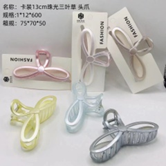 Kẹp tóc ngọc trai hình cỏ ba lá, kích thước 13 cm, đóng thẻ.