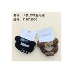 Vòng buộc tóc có gắn chữ LOVE, đóng thẻ.