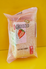 bánh bông lan cuộn vị dâu tây