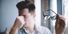 ĐEO KÍNH MẮT KHÔNG ĐỘ CÓ HẠI MẮT KHÔNG