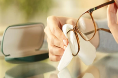 BÍ KÍP VỆ SINH MẮT KÍNH PHÂN ĐÚNG CÁCH