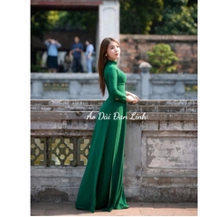 Áo dài vải lụa mỹ mềm mịn màu xanh lá đậm, sang trọng, che khuyết điểm - Áo Dài Đan Linh