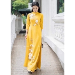 Áo dài màu vàng kết hoa nổi bật, cuốn hút mọi ánh nhìn - Áo Dài Đan Linh