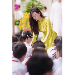 Áo dài gấm cao cấp màu cốm mẫu cô gáo Hà Thành - Áo Dài Đan Linh