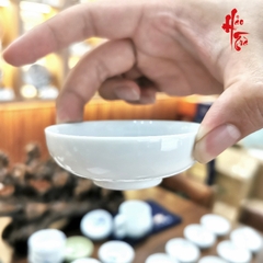 Tách Sứ Cảnh Đức Vẽ Tay 2 Mặt- Hoa Lan Màu Nhạt