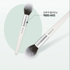 Cọ má hồng Fillimilli Bullet Blusher Brush 881