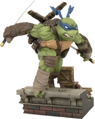 Diamond Select - Teenage Mutant Ninja Turtles - Gallery Leonardo PVC Statue (Large Item, Statue, Collectible)