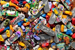 Mattel - Hot Wheels Skate Tony Hawk Tricked Out Pack, Fingerboard and Shoes (Large Item, Toy Car)