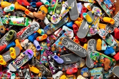 Mattel - Hot Wheels Skate Tony Hawk Tricked Out Pack, Fingerboard and Shoe 4-Pack (Large Item, Toy Car)