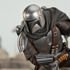 Diamond Select Toys Llc - Sw Mandalorian Premier Coll Din Djarin withSpeeder Bike Statue (Large Item, Statue, Collectible)