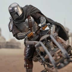 Diamond Select Toys Llc - Sw Mandalorian Premier Coll Din Djarin withSpeeder Bike Statue (Large Item, Statue, Collectible)