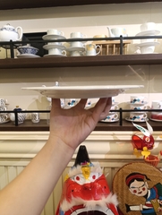 Đĩa nông 9.25inch trắng chấm bi vành