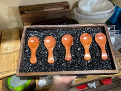 Hộp gỗ+đá đen+5 muỗng gỗ