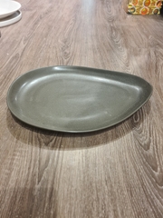 Dĩa dài 31x22cm màu đen trổ (matte)
