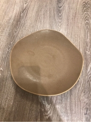 Dĩa trẹt 25cm màu nâu trổ (matte)