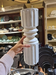 Lọ hoa trắng kẻ đen