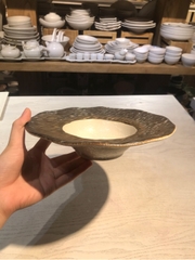 Dĩa bay 23cm vành vân đá vành Nâu đồng lòng trắng