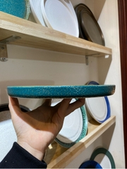 Dĩa tròn vành đứng 22cm xanh ngọc bích viền nâu phun hạt