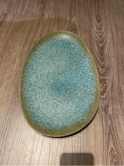 Dĩa Oval 42x27cm ngọc bích viền nâu phun hạt (matte)
