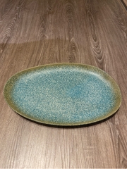 Dĩa Oval 42x27cm ngọc bích viền nâu phun hạt (matte)