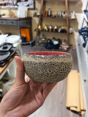 Tô tròn dầy 11 x 5.5 cm màu đen lòng đỏ phun san hô