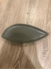 Dĩa dài 30x13cm màu đen trổ (matte)