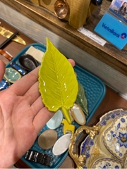 Gác đũa sứ hình lá