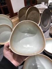 Tô tam giác 14cm xanh ngọc viền nâu (matte)