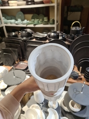 Lọ hoa trắng kẻ đen