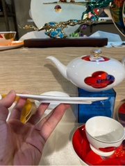 Đĩa để khăn hoa đỏ