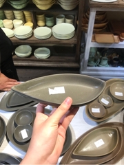 Dĩa dài 23x11cm màu đen trổ (matte)