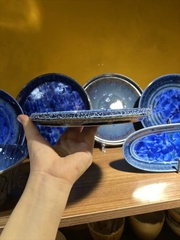 Đĩa tròn 8inch vành sần hoa xanh