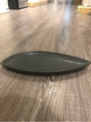 Dĩa dài 30x13cm màu đen trổ (matte)